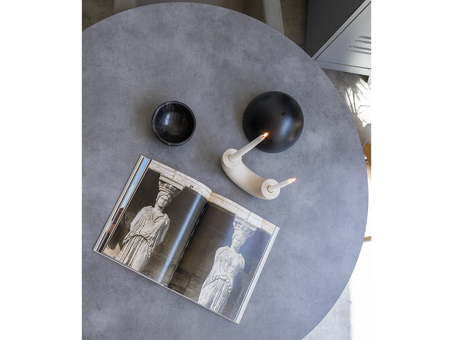 Table à manger en panneau tratifié effet microciment  120cm