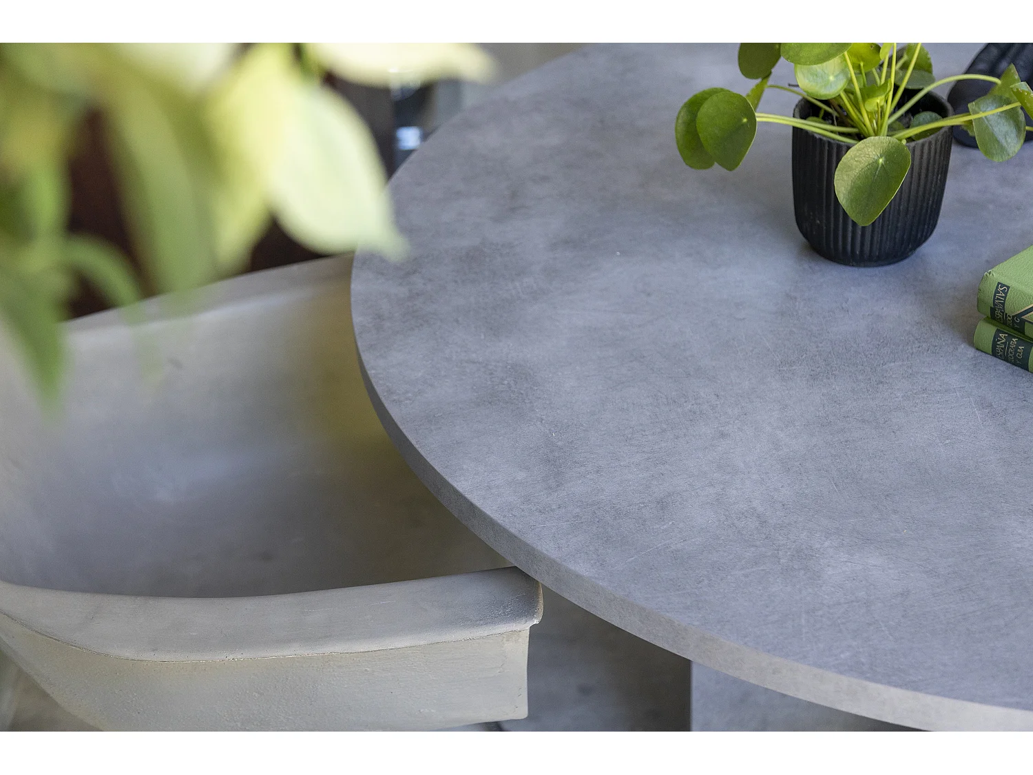 Table à manger en panneau tratifié effet microciment  120cm