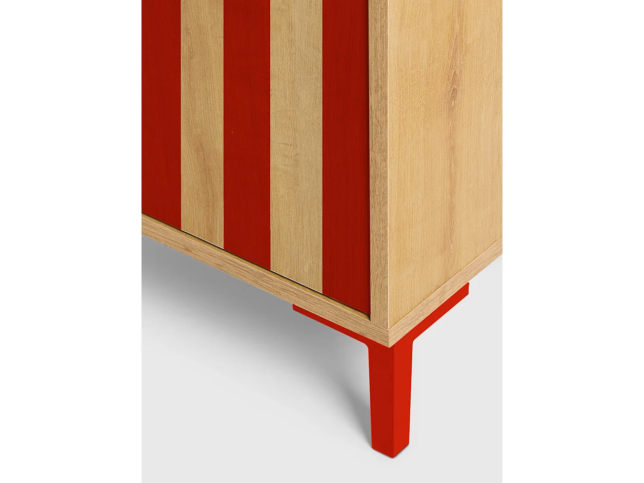 2-deurs kast in eikenkleur met rode strepen.