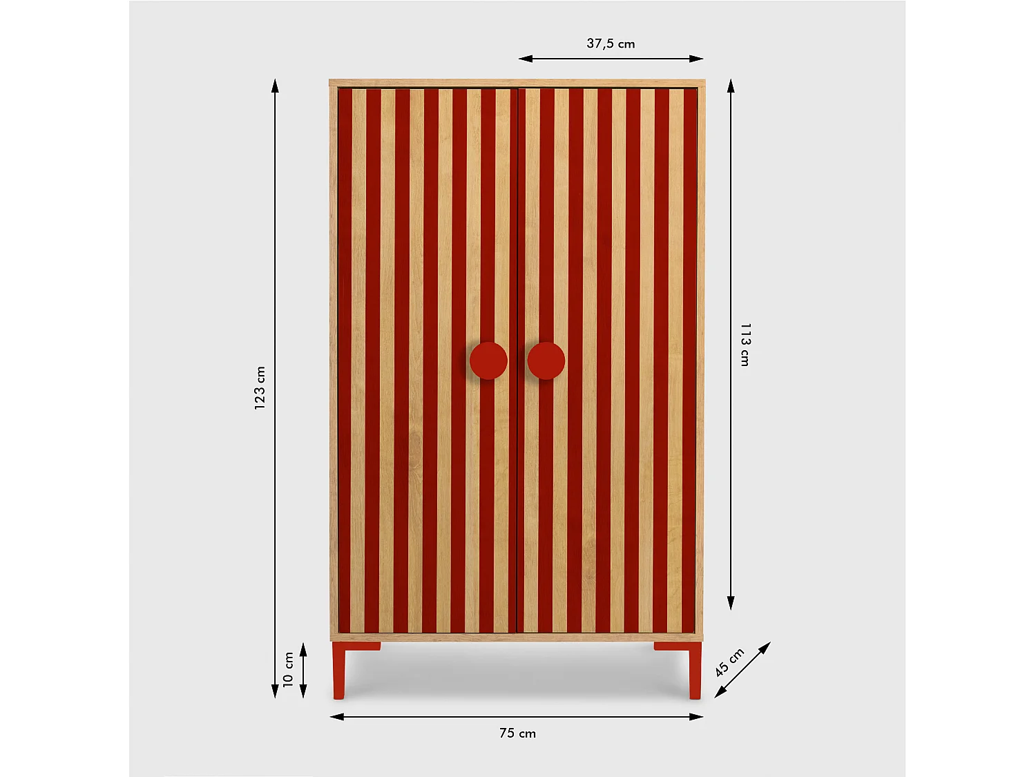 2-deurs kast in eikenkleur met rode strepen.