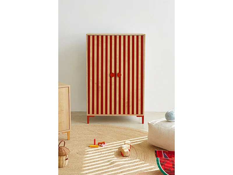 2-deurs kast in eikenkleur met rode strepen.