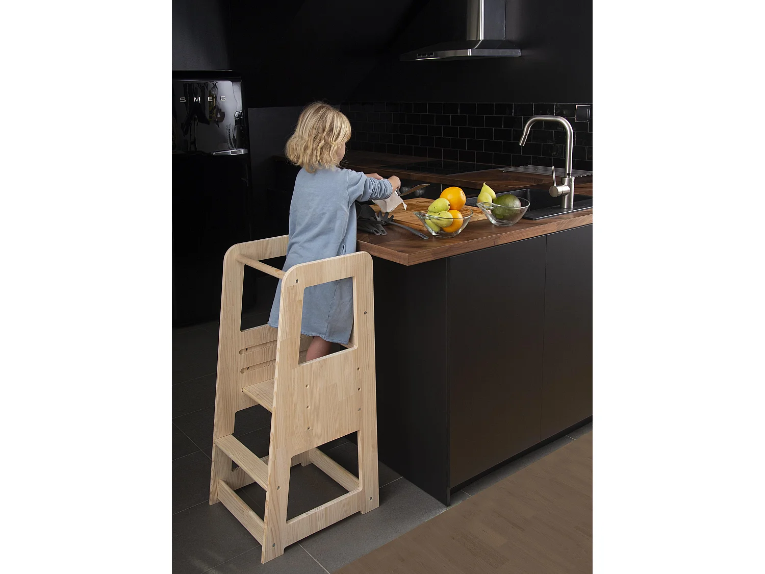 Torre de aprendizagem em madeira maciça de pinho natural não tratado.