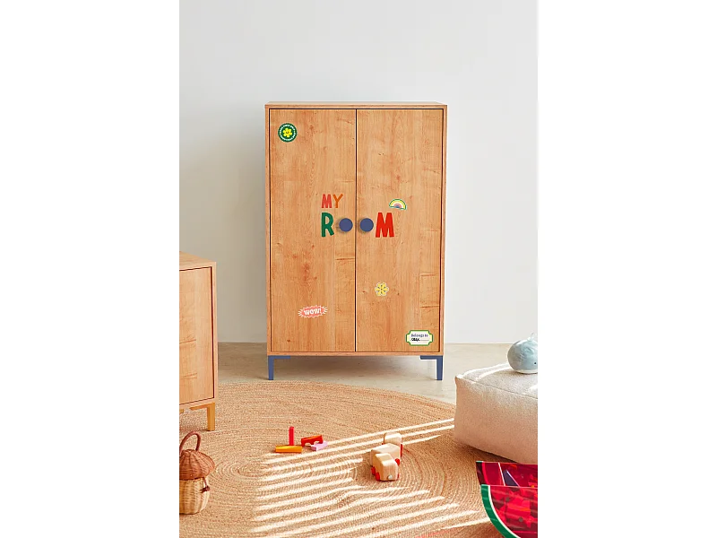 2-deurs kast in eikenkleur mijn slaapkamer.