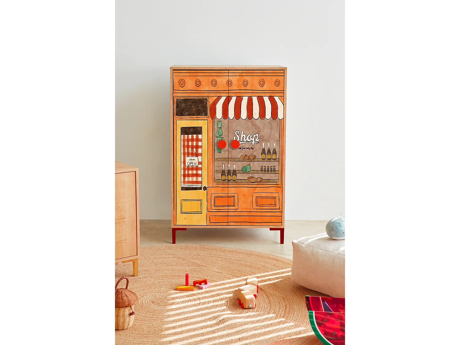 2-deurs kast in eikenkleur met winkelprint.