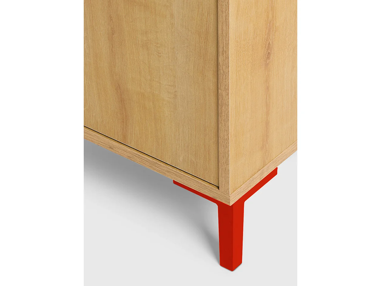 2-deurs kast in eikenkleur met rode details.
