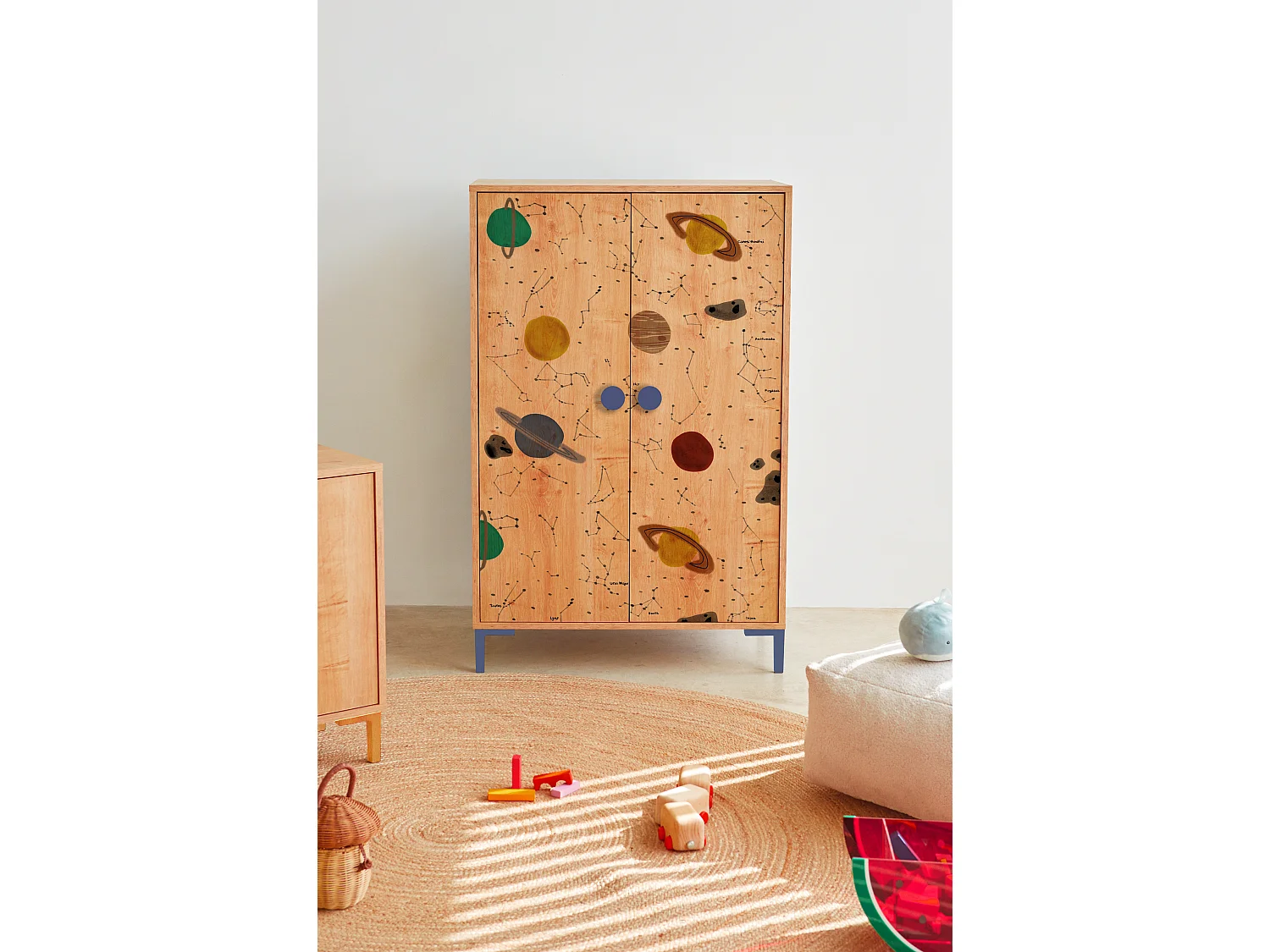 2-deurs kast in eikenkleur met ruimteprint.