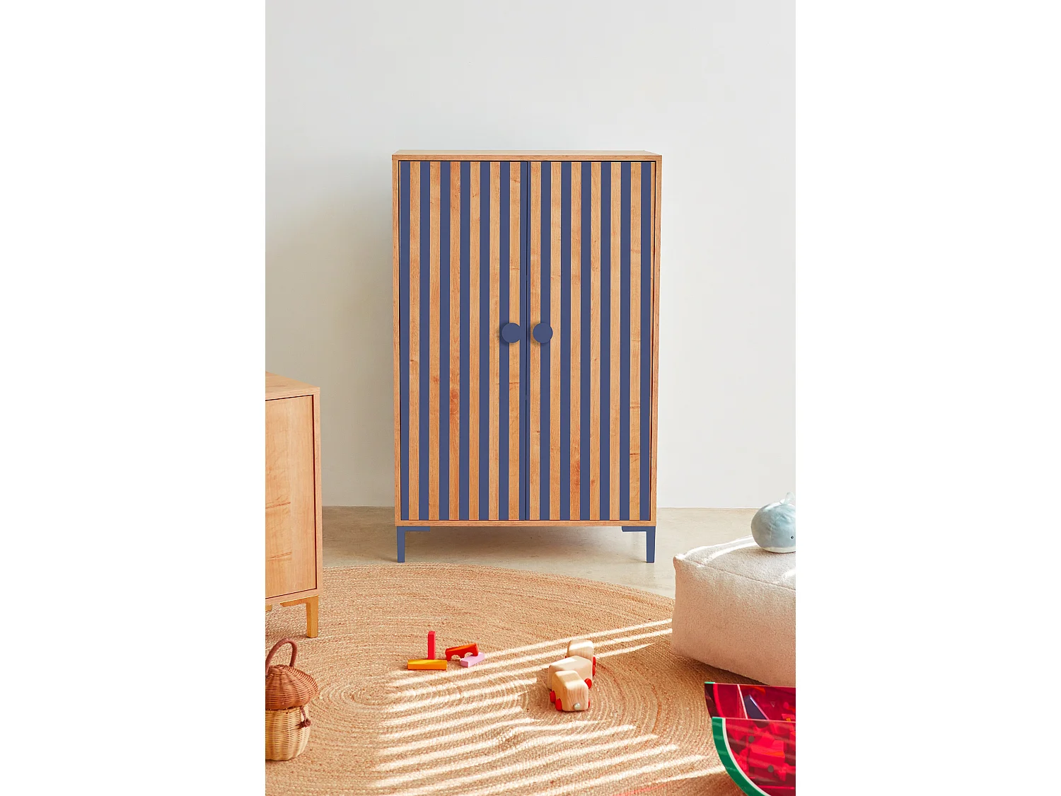 2-deurs kast in eikenkleur met blauwe strepen