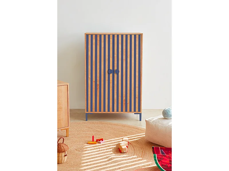 2-deurs kast in eikenkleur met blauwe strepen