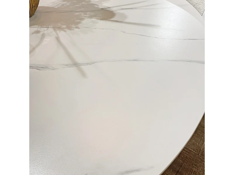 Table ronde D.130 cm céramique blanc marbré pieds crème – POPPY