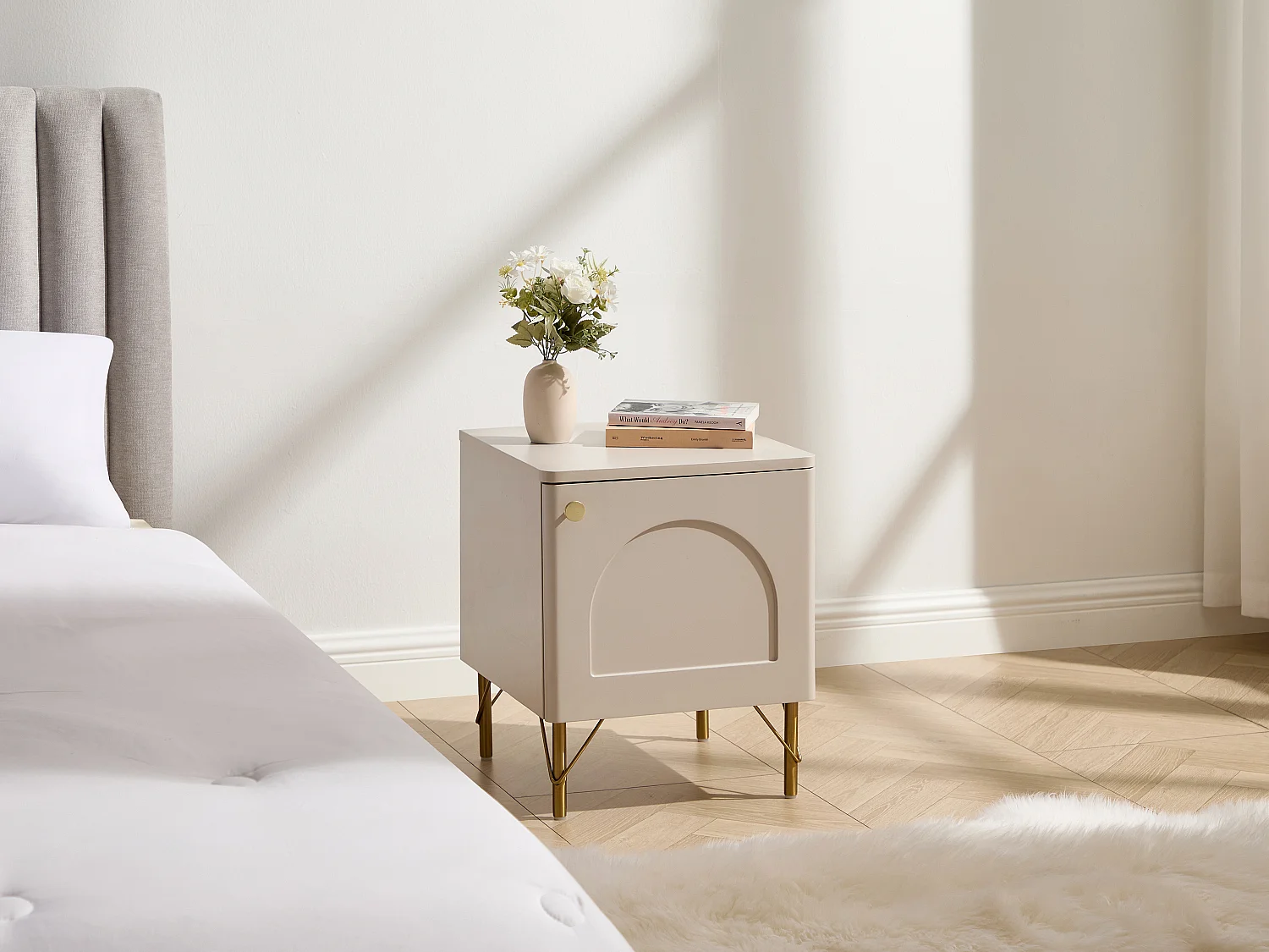 Table de chevet côté gauche 1 porte – Beige et doré - ALOBARA