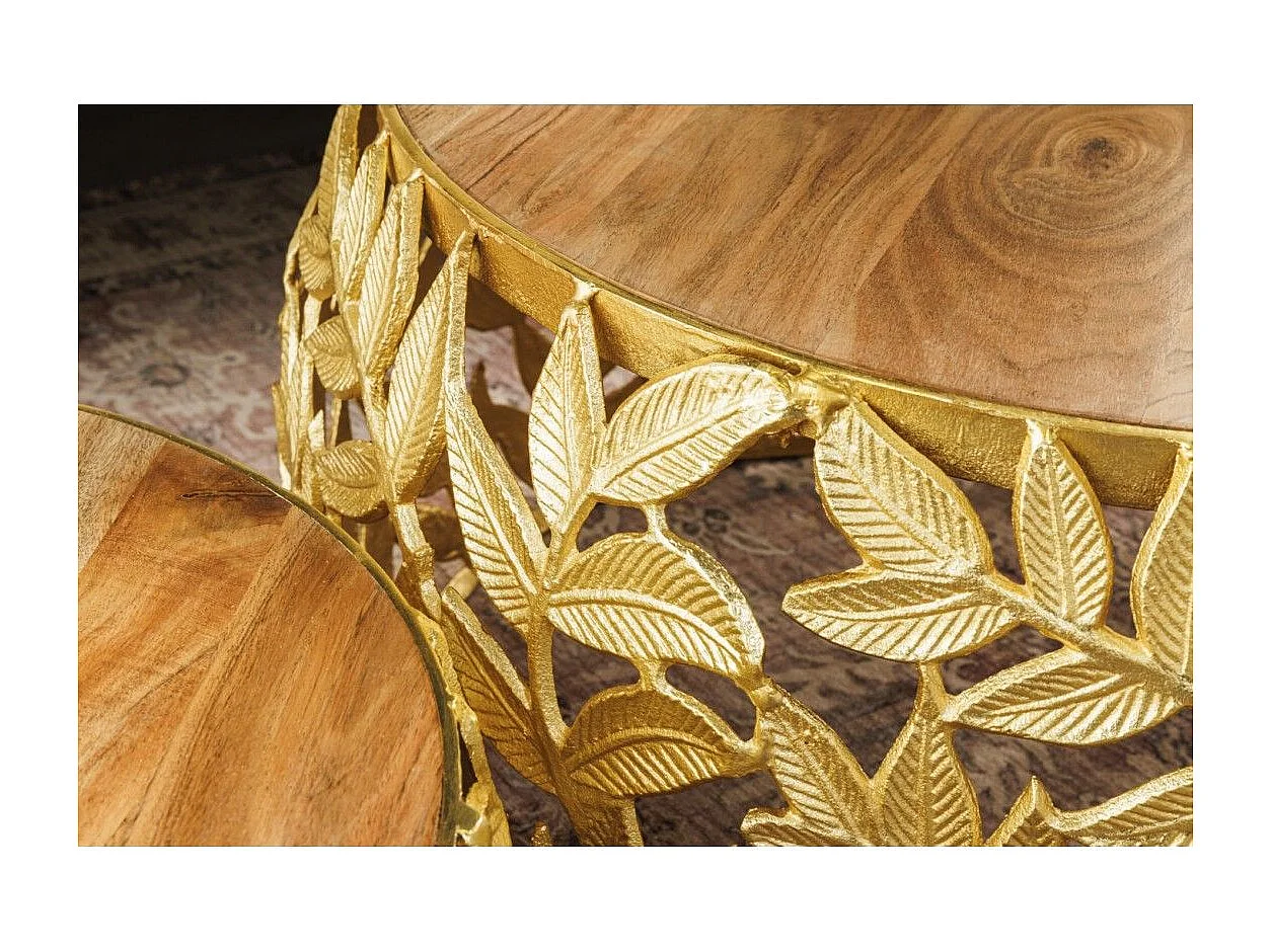 Lot van 2 gouden METRIX salontafels met bladmotief – Design salontafels van aluminium en acaciahout