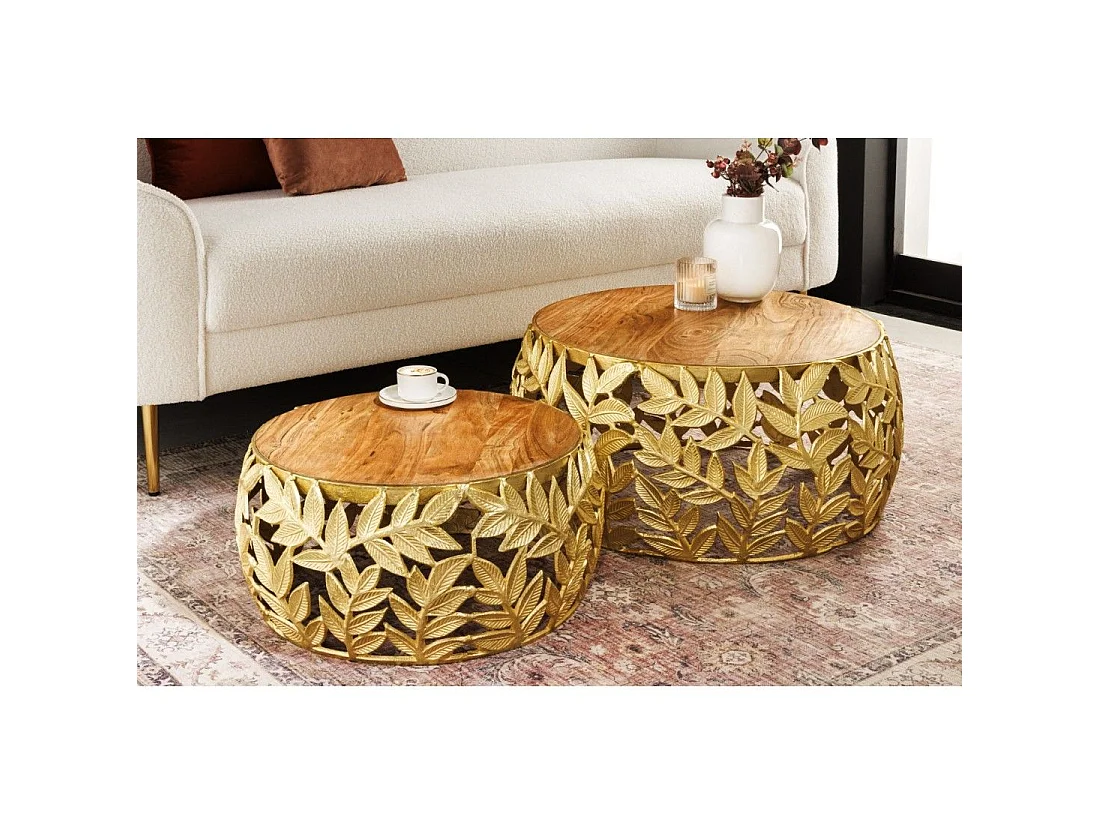 Lote de 2 mesas bajas METRIX doradas con motivo de follaje – Mesas bajas de diseño en aluminio y madera de acacia