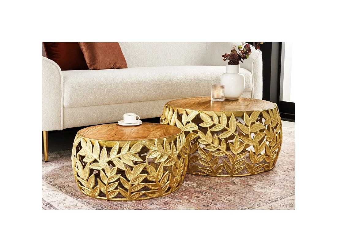 Lote de 2 mesas bajas METRIX doradas con motivo de follaje – Mesas bajas de diseño en aluminio y madera de acacia
