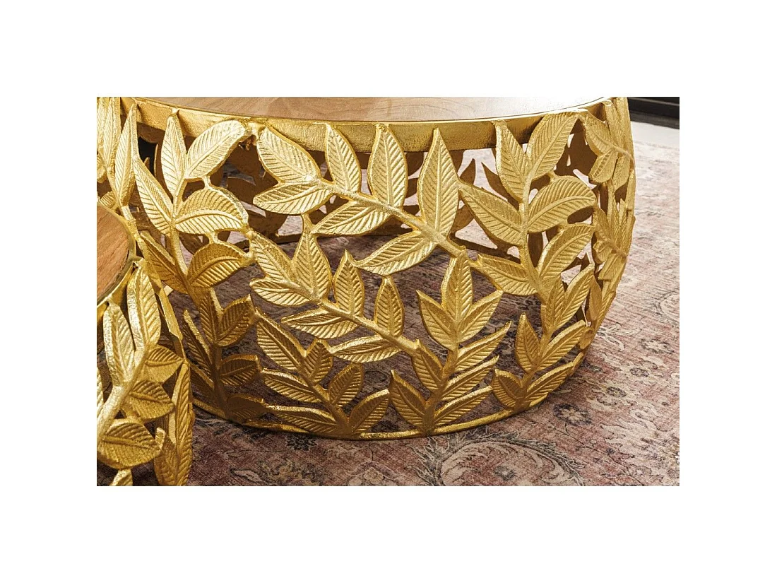 Lote de 2 mesas bajas METRIX doradas con motivo de follaje – Mesas bajas de diseño en aluminio y madera de acacia