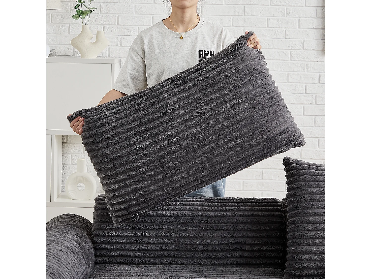 Canapé convertible 2 places en velours côtelé avec poufs - Accoudoirs incurvés - Gris