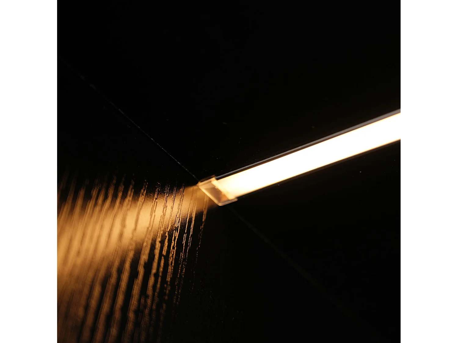 Vitrine preta com iluminação LED, duas portas de vidro e uma gaveta lateral deslizante, 110,5 × 35 × 160 cm