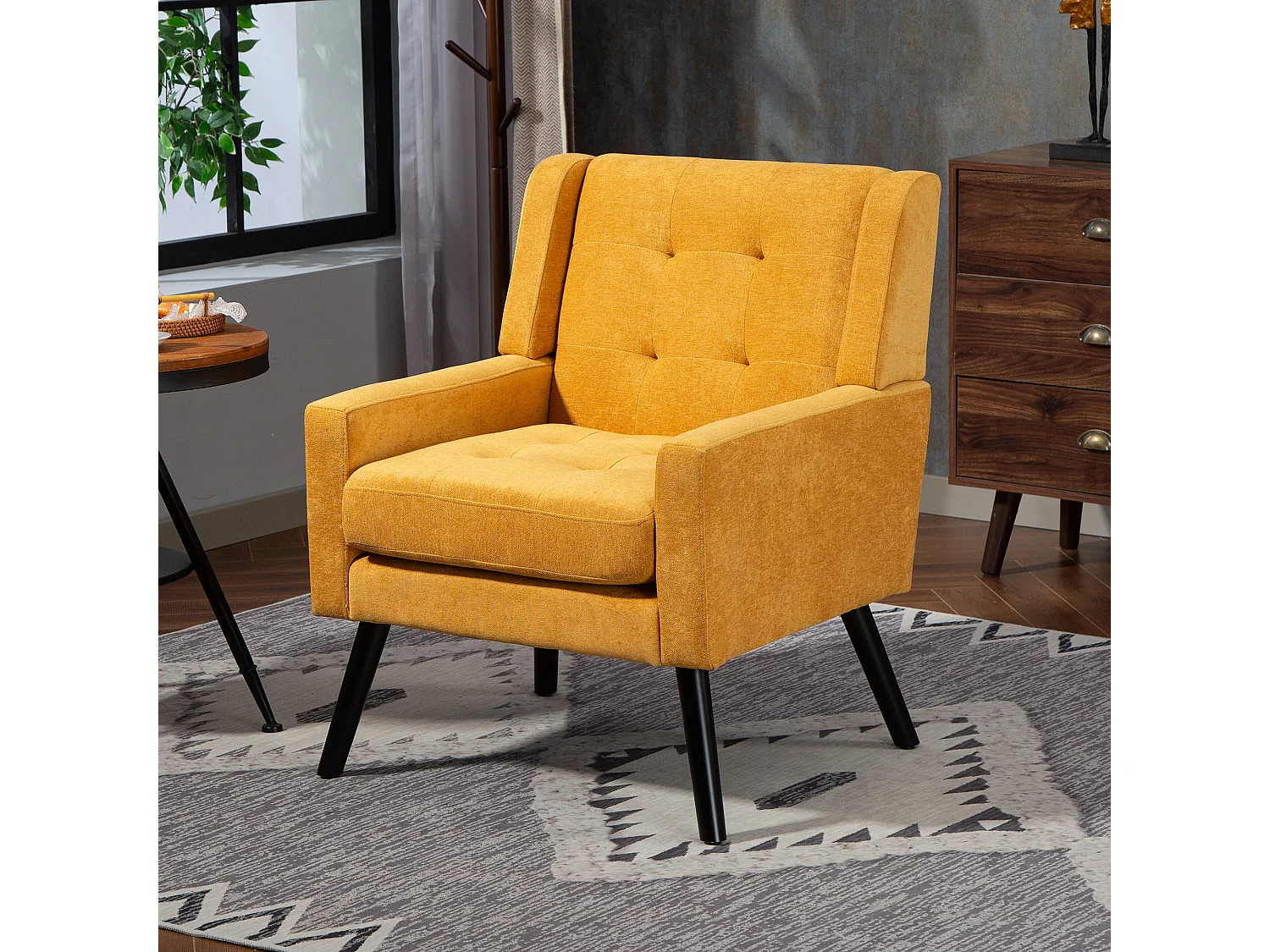 Fauteuil bekleed met gele linnen stof en houten poten.