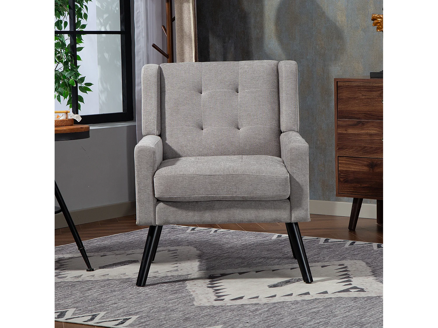 Fauteuil in lichtgrijze linnen stof met houten poten.