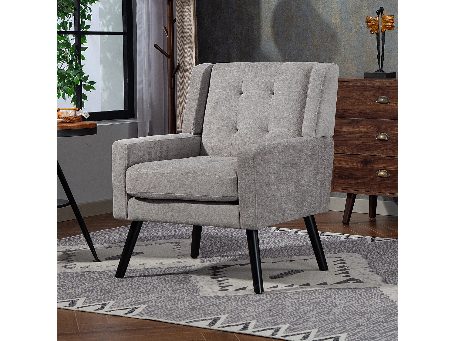 Fauteuil in lichtgrijze linnen stof met houten poten.