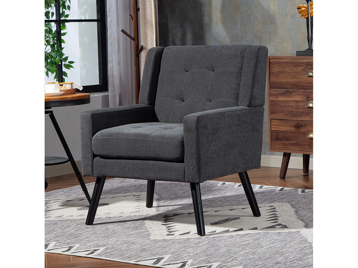 Fauteuil in donkergrijze linnen stof met houten poten.