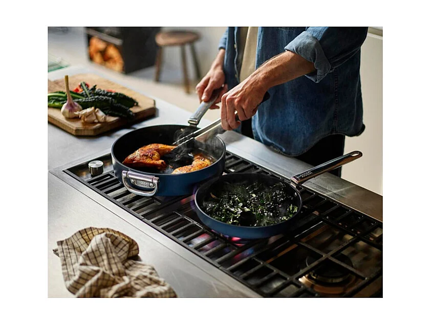 Set de 2 poêles antiadhésives Space Folding Handle Ceramic Non-stick Joseph Joseph, gain de place, poignées pliables, compatibles induction, bleu.