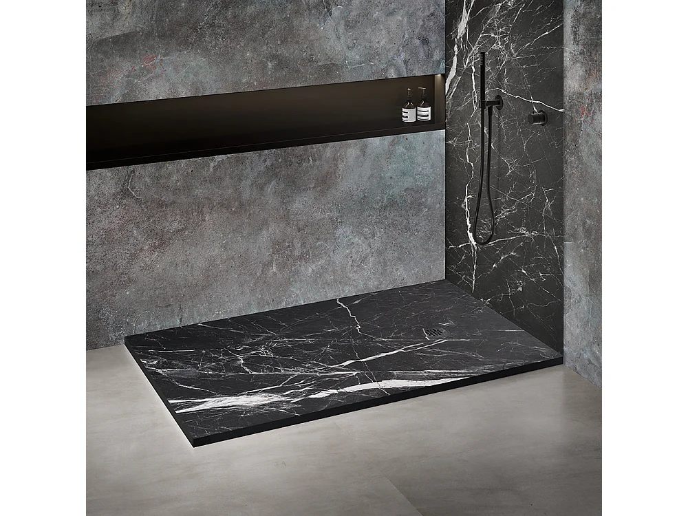 Receveur de douche en résine 140 x 90 cm imitation marbre noir – grille carrée inox noir excentrée