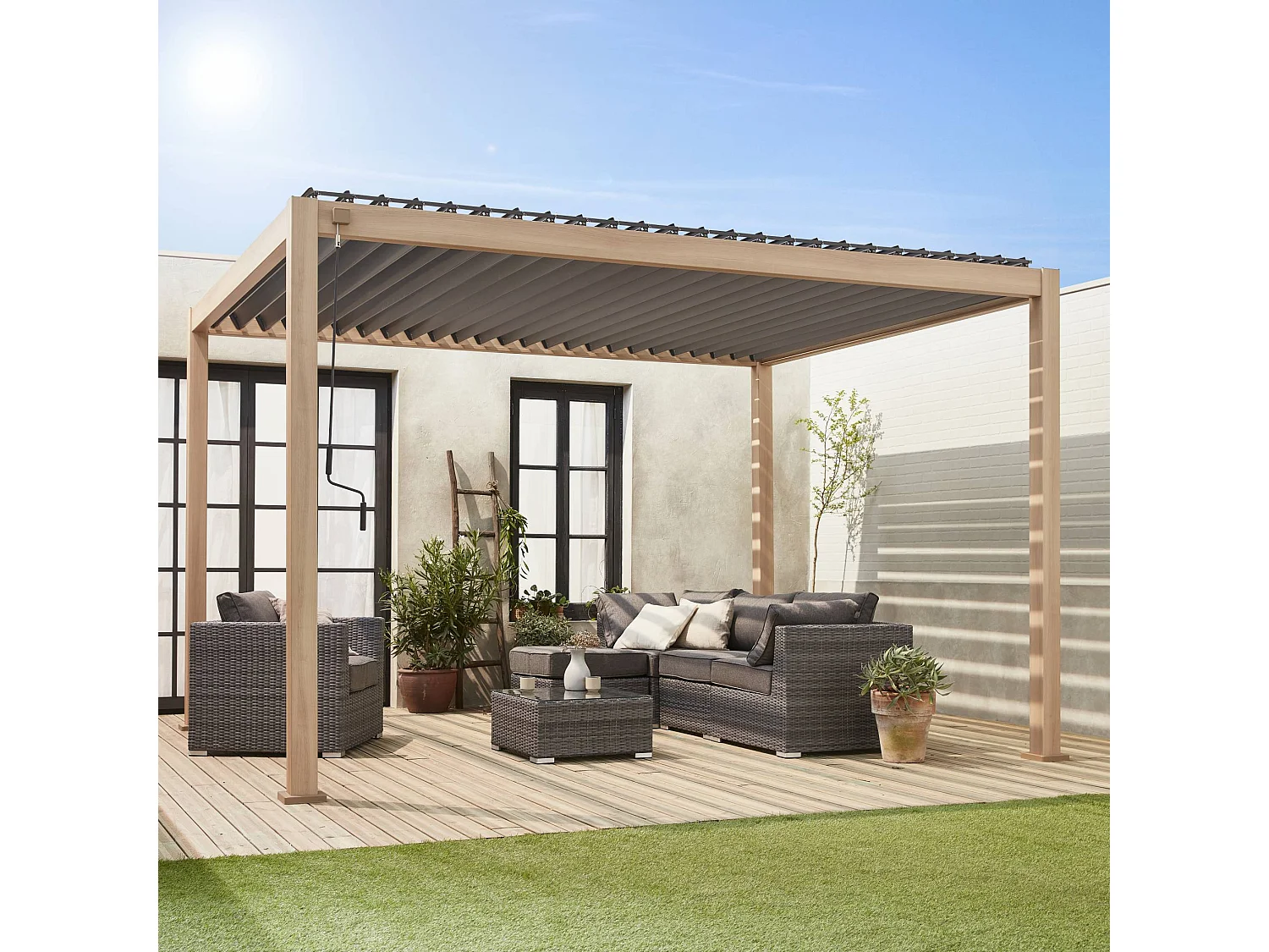 Pérgola bioclimática 3x4m de aluminio con lamas orientables madera
