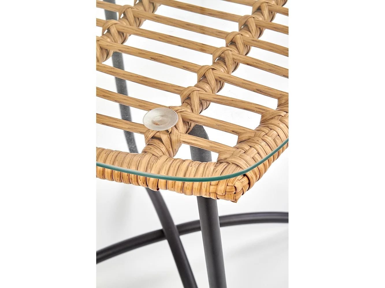 Table basse avec piètement design en acier noir et plateau en rotin et verre Cottage