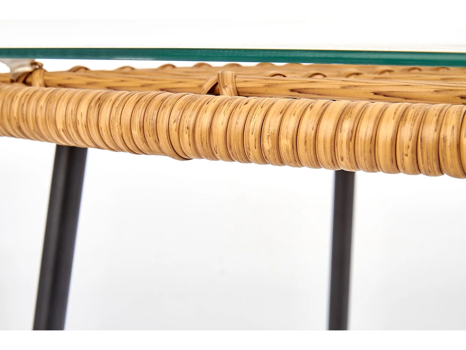 Table basse avec piètement design en acier noir et plateau en rotin et verre Cottage