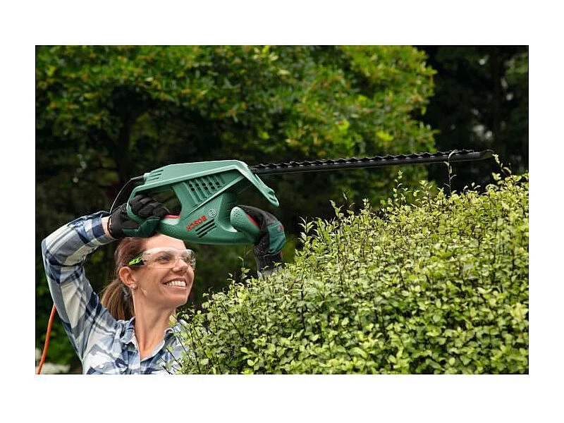 Elektrische heggenschaar Bosch EasyHedgeCut 45 - 45 cm mes, 420 W, licht en ergonomisch voor kleine hagen