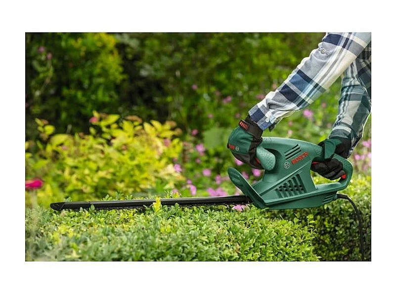 Elektrische heggenschaar Bosch EasyHedgeCut 45 - 45 cm mes, 420 W, licht en ergonomisch voor kleine hagen