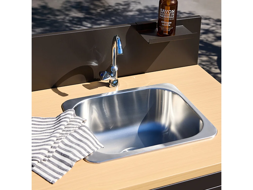 Cocina exterior de acero y decoración de madera 1 fregadero 2 puertas