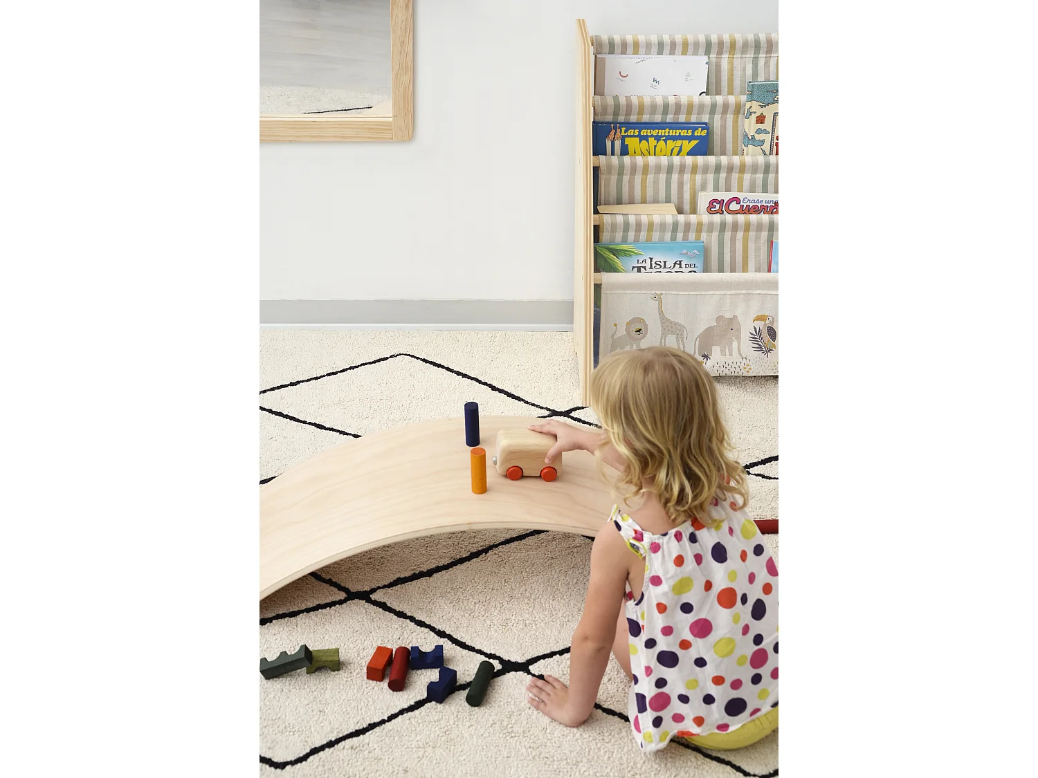 Regal Kiefer-Sperrholz, afrikanisches Textil, Montessori-Stil.