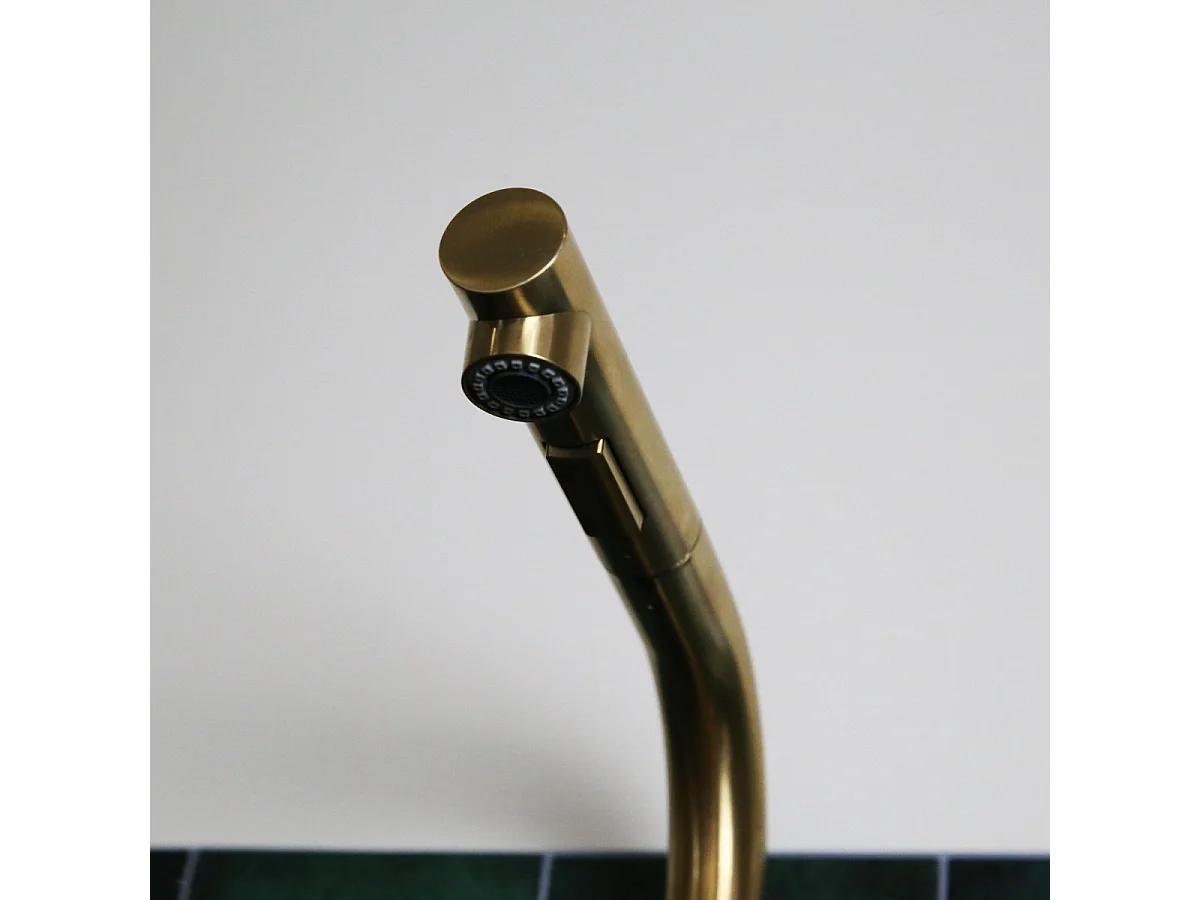 Pure II Spültischmischer mit ausziehbarer Handbrause Gold gebürstet Essebagno