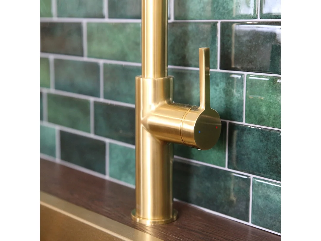 Pure II Spültischmischer mit ausziehbarer Handbrause Gold gebürstet Essebagno