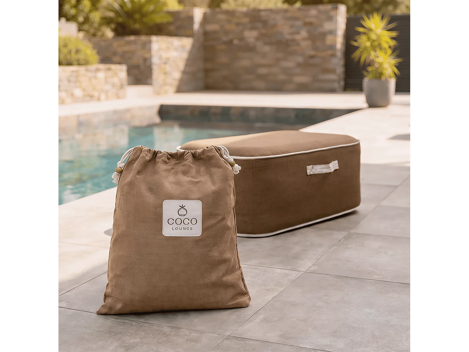 Coco Lounge Pouf de jardin gonflable NUMA ambiance Moka chocolat