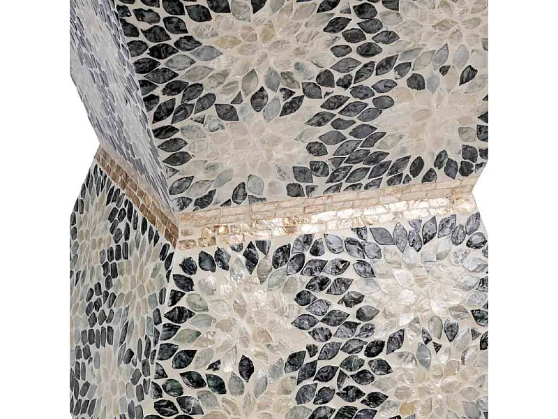 Sgabello in legno con finitura Capiz grigia