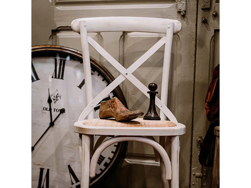 Silla de madera y asiento de ratan