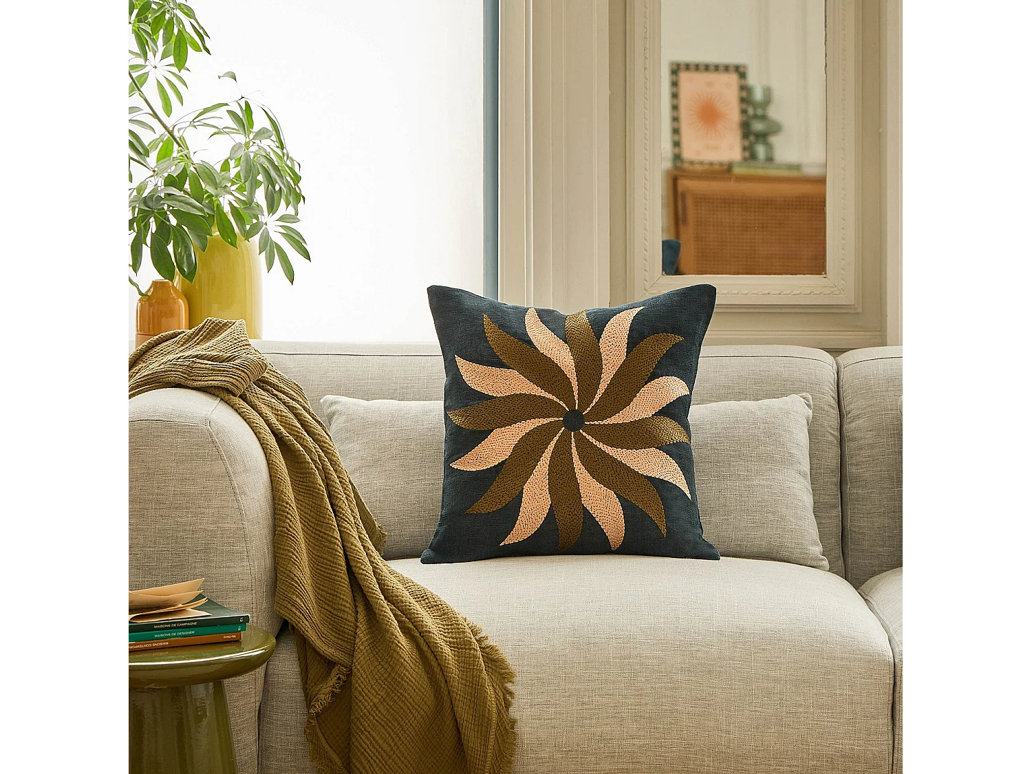 Habitat - Coussin brodé en lin - 45 x 45 cm - Bleu nuit - Design by Floriane Jacques - Carmen