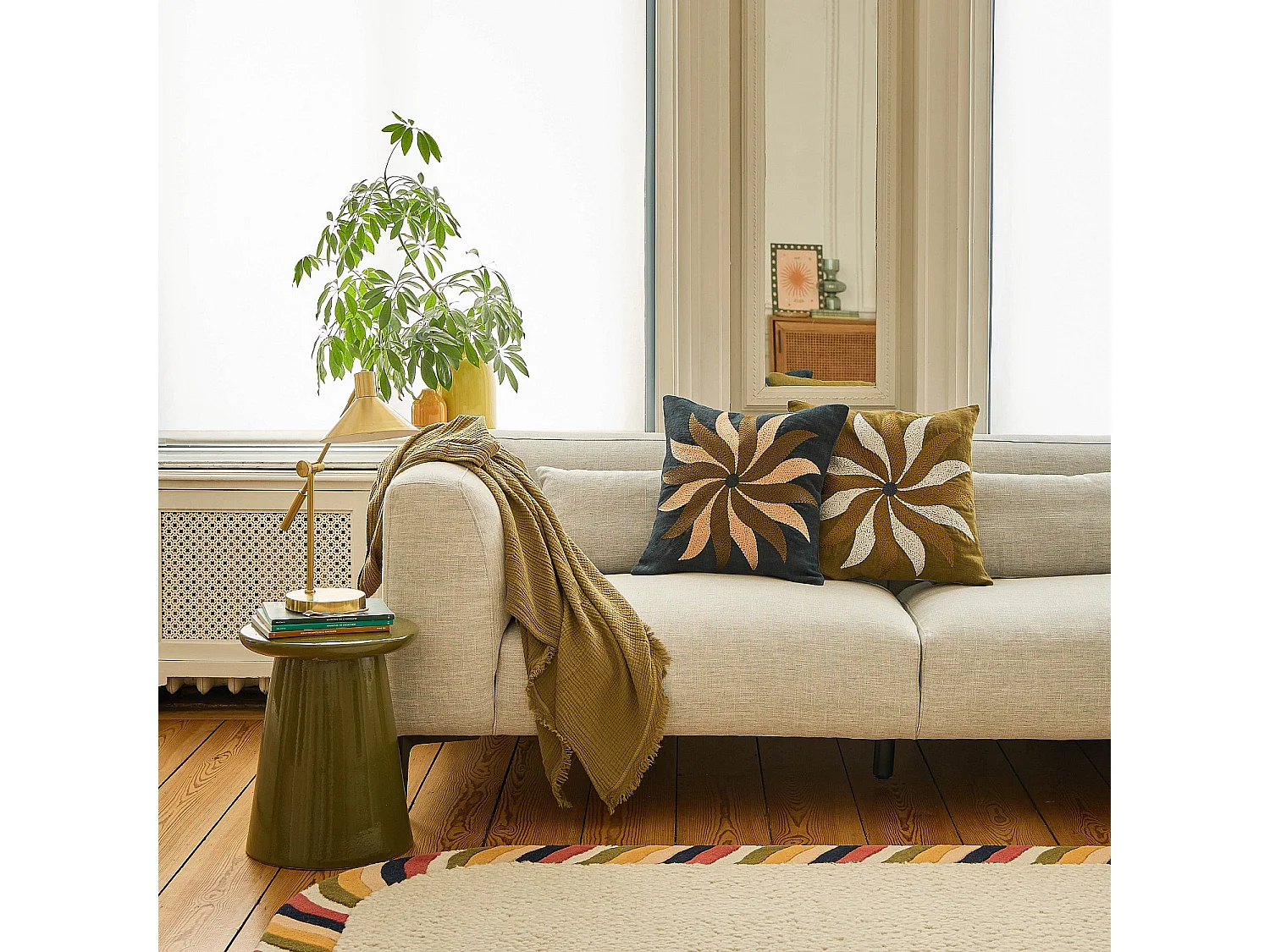 Habitat - Coussin brodé en lin - 45 x 45 cm - Bleu nuit - Design by Floriane Jacques - Carmen