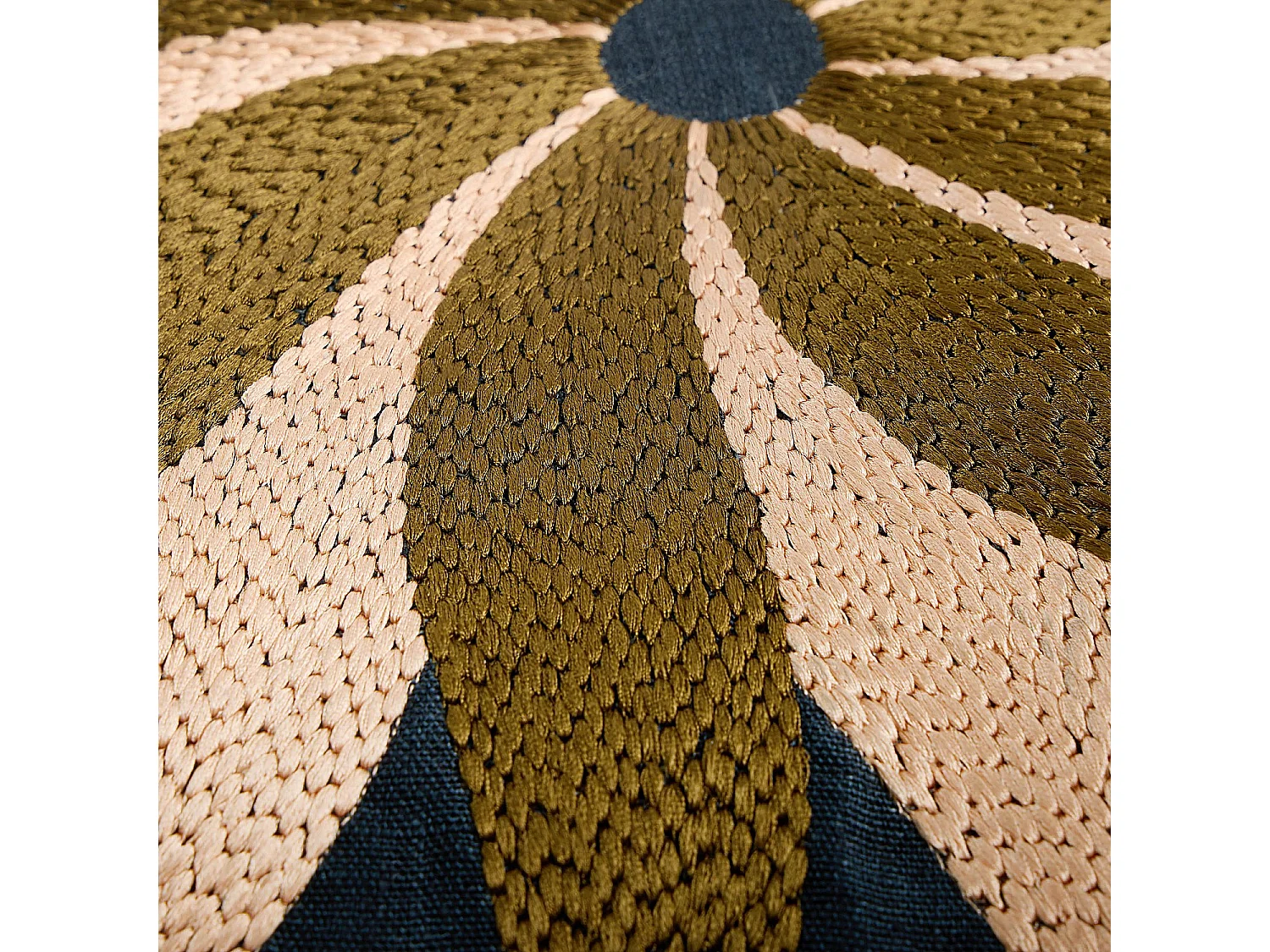 Coussin brodé en lin - 45 x 45 cm - Bleu nuit - Design by Floriane Jacques