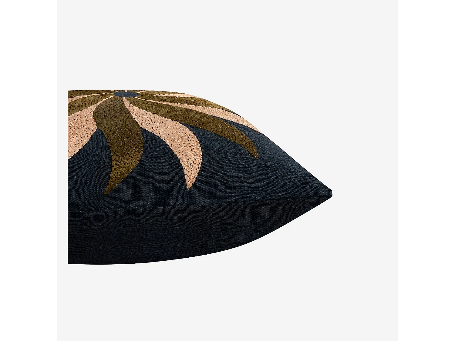 Coussin brodé en lin - 45 x 45 cm - Bleu nuit - Design by Floriane Jacques