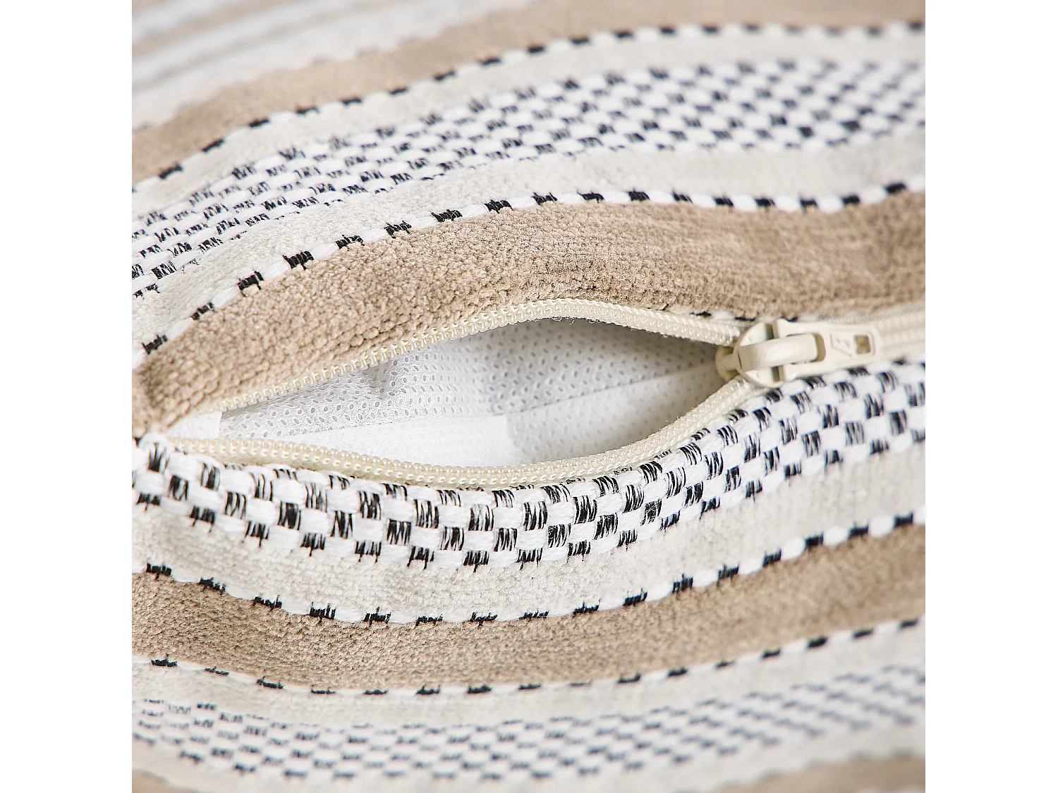 Coussin en tissu jacquard - 44 x 44 cm - Motifs à rayures - Beige
