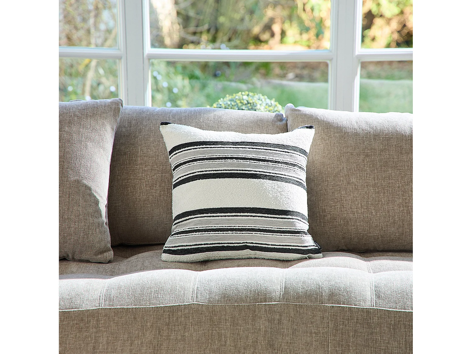 Coussin en tissu jacquard bouclette - 44 x 44 cm - Motifs à rayures - Gris