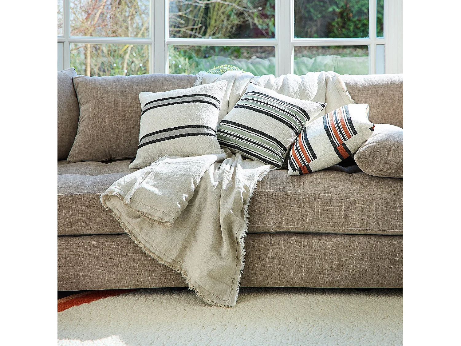Coussin en tissu jacquard bouclette - 44 x 44 cm - Motifs à rayures - Gris