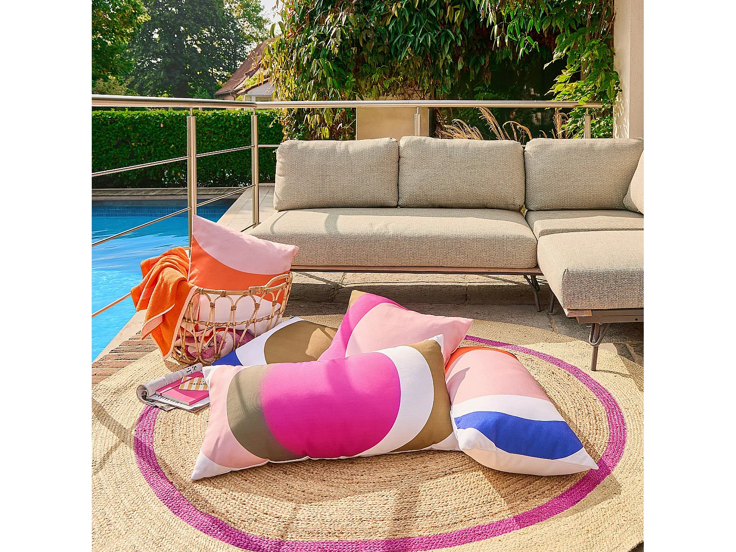 Tapis d'extérieur rond en jute déperlant - 200 cm - Naturel et Fuchsia - Design by Floriane Jacques