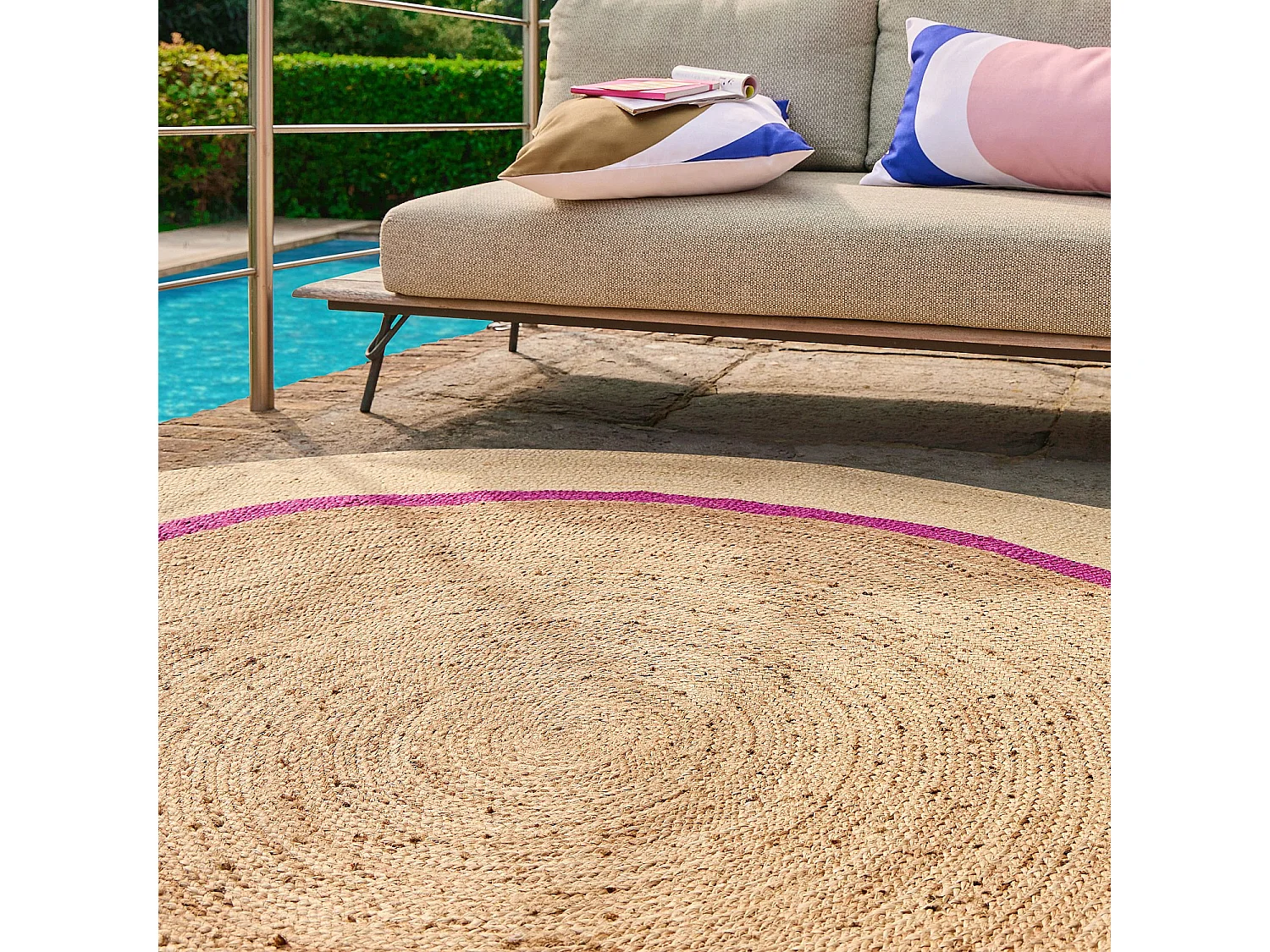 Tapis d'extérieur rond en jute déperlant - 200 cm - Naturel et Fuchsia - Design by Floriane Jacques