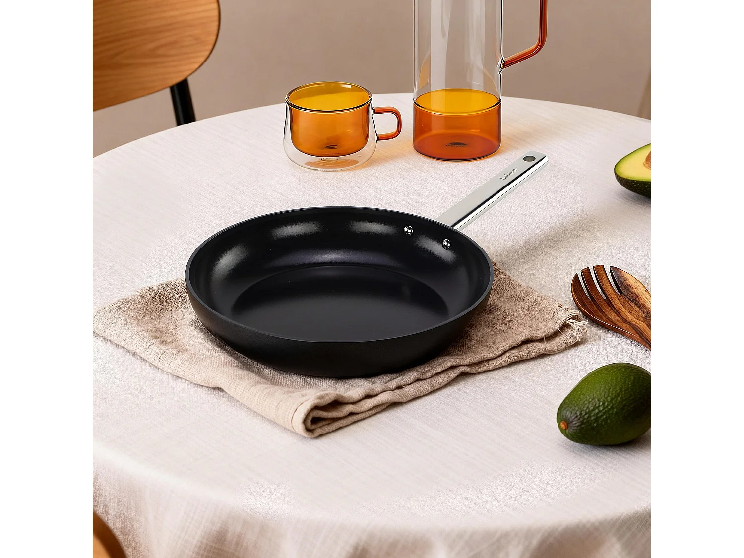 Habitat - Poêle en aluminium avec revêtement céramique tous feux - 24 cm - Noir - Epure