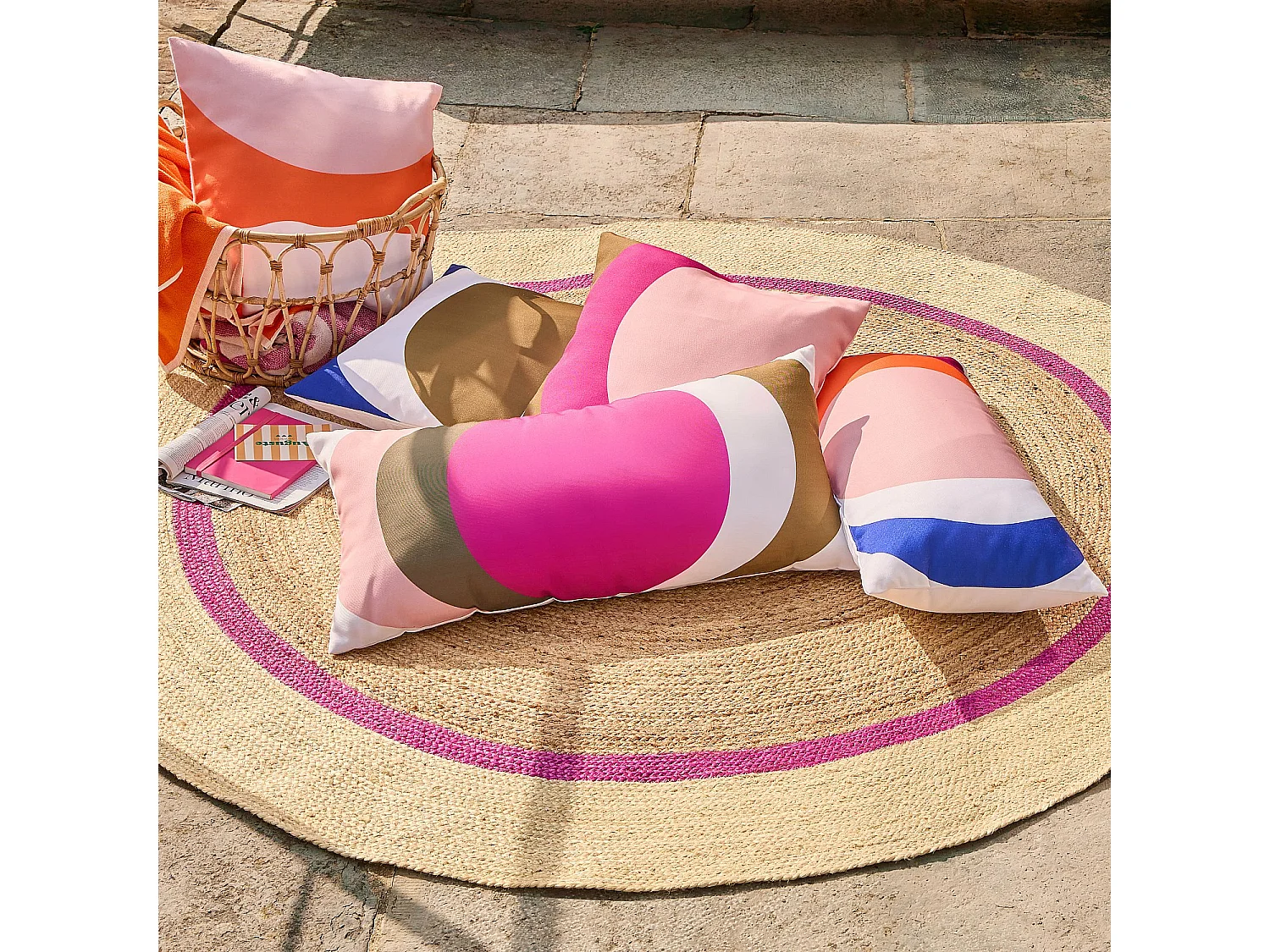 Coussin d'extérieur déperlant et anti-UV - 50 x 50 cm - Rose et Orange - Design by Floriane Jacques