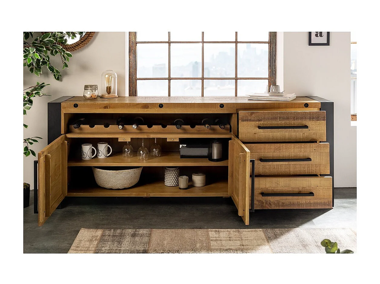 Buffet CAVARA 195 cm – Massief vintage bruin grenen en zwart metaal – 2 deuren, 3 laden en wijnrek